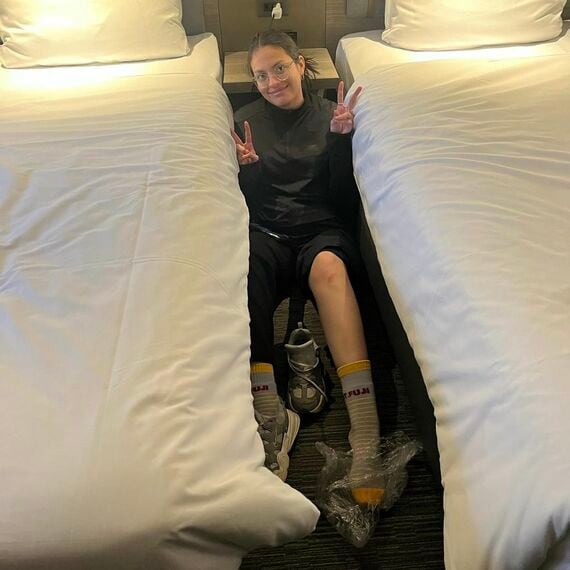 床に座るエミリーさん