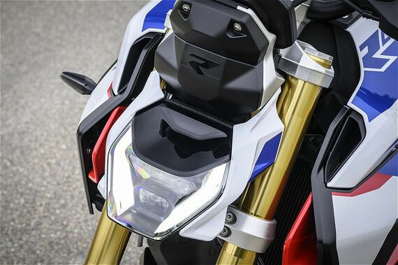 オプションの「ヘッドライトPRO」では速度と車体の傾きに応じてライトを照射する角度と距離を調整する機能が付く。上部にレーダーセンサーを装備