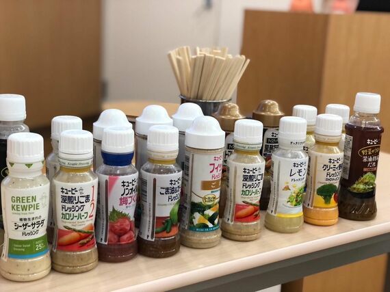 複数のマヨネーズやドレッシングを自由にかけて、サラダを試食(写真:筆者撮影)