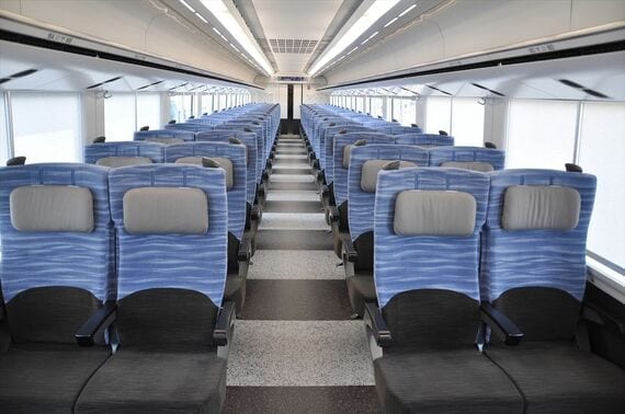 E353系車内