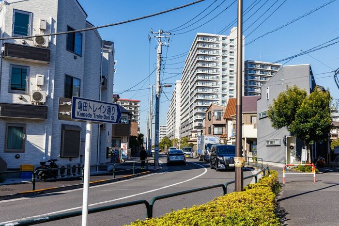 亀田トレイン通りは大正時代までの東武の線路跡。奥には