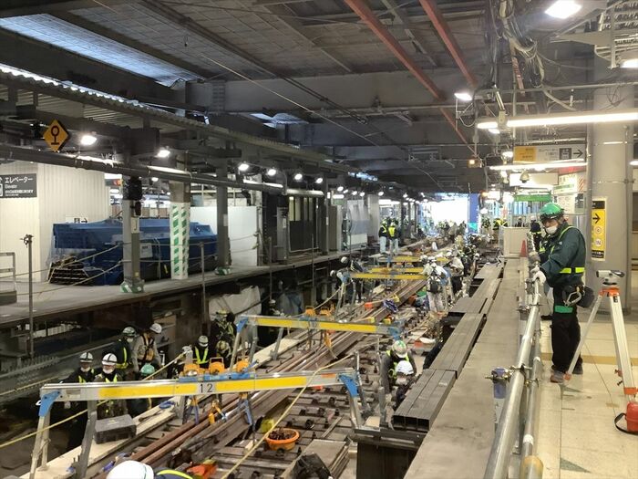 外回りの線路移設作業の様子