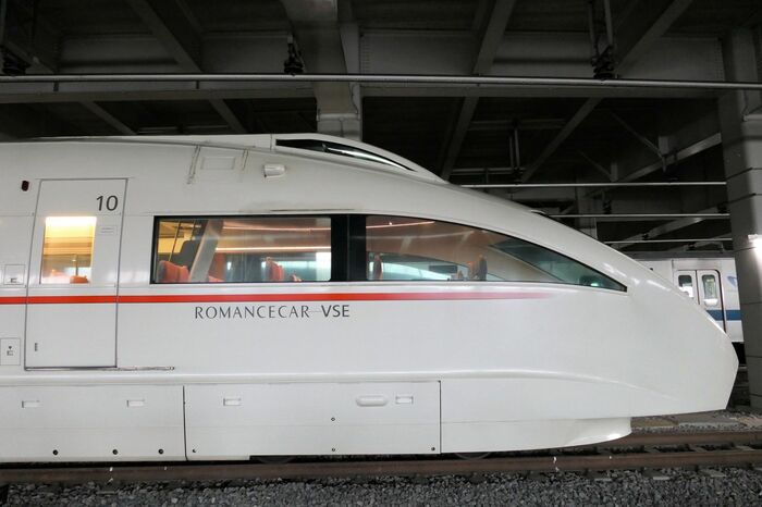 上部の少し膨らんだ部分が運転室。その側面に細い窓がある