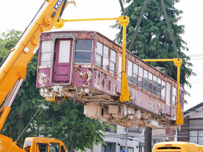 川口市の青木町公園からデハ230形を搬出する作業