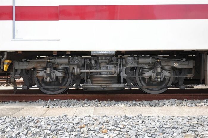 350型の台車。1編成（352編成）だけは別のタイプだ