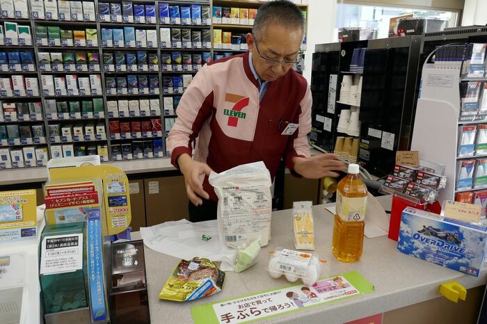 店員が商品を袋詰めする