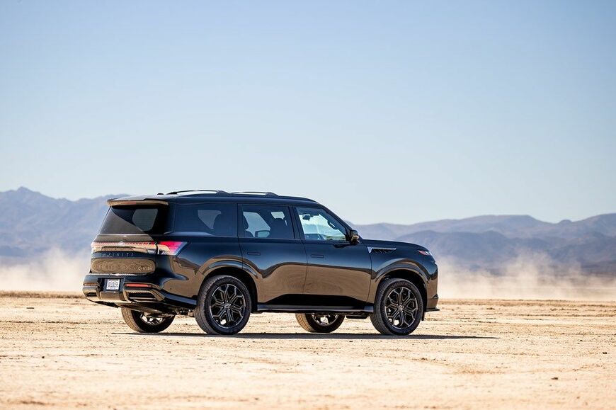 「QX80 SPORT」は25年8月に追加され、最上級グレード「AUTOGRAPH」に次ぐ存在となっている（写真：平野 陽）