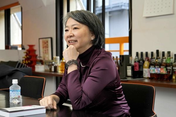 篠田真貴子（しのだ まきこ）／エール取締役。社外人材によるオンライン1on1を通じて、組織改革を進める企業を支援している。2020年3月のエール参画以前は、日本長期信用銀行、マッキンゼー、ノバルティス、ネスレを経て、2008年ほぼ日取締役CFO。退任後「ジョブレス」期間を約1年設けた。慶應義塾大学経済学部卒、アメリカペンシルべニア大ウォートン校MBA、ジョンズ・ホプキンス大国際関係論修士。人と組織の関係や女性活躍に関心を寄せ続けている。『LISTEN──知性豊かで創造力がある人になれる』『ALLIANCE アライアンス──人と企業が信頼で結ばれる新しい雇用』監訳（撮影：梅谷秀司）