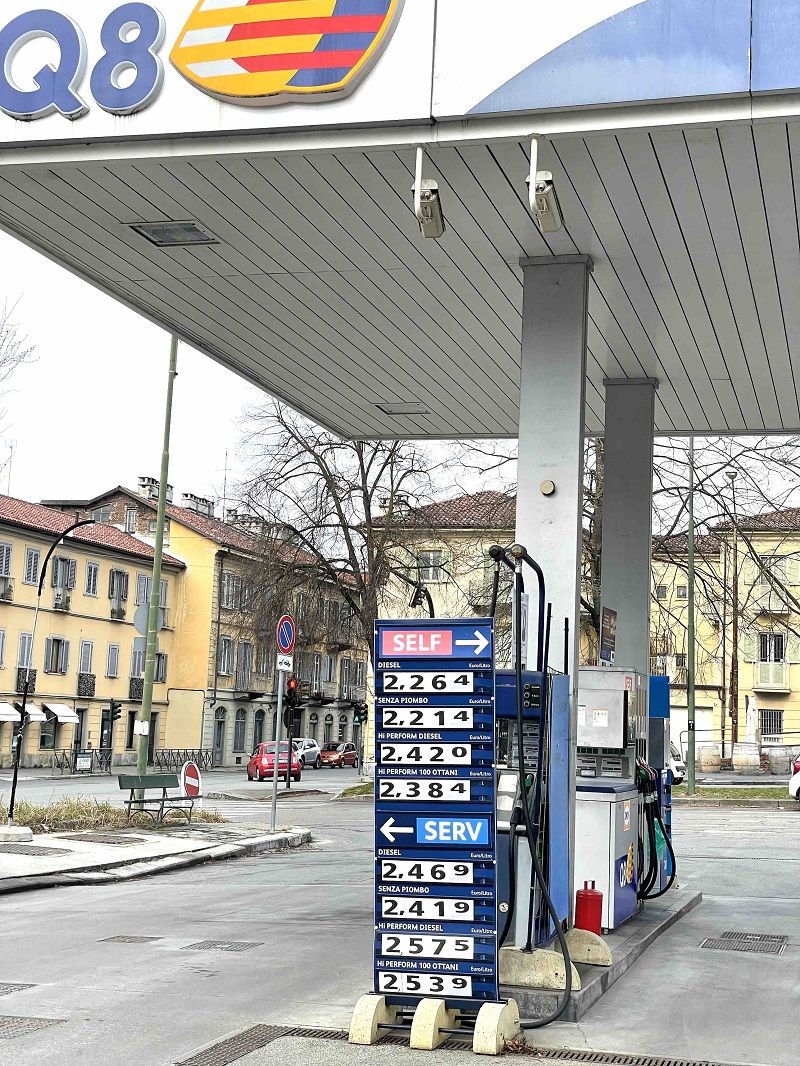 3月15日、トリノ市内のガソリンスタンド。どんどん上がっていく値段に恐怖さえ覚えた（筆者撮影）