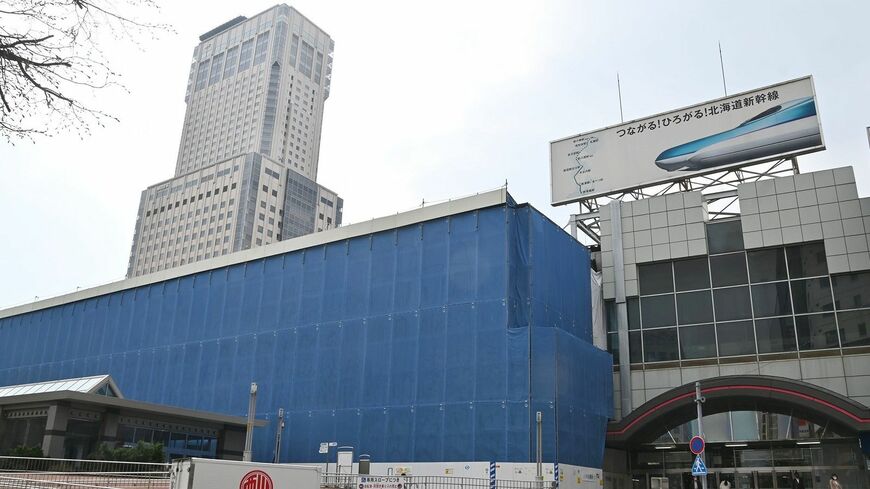 新幹線延伸工事に伴い、カバーがかかった札幌駅北口=2022年4月（筆者撮影）