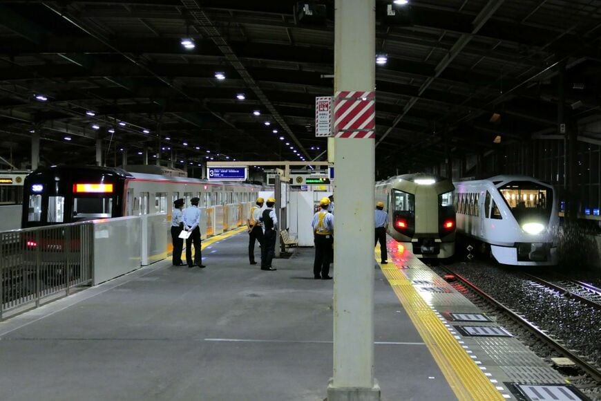 ”避難車両”が並んだ深夜の越谷駅（記者撮影）