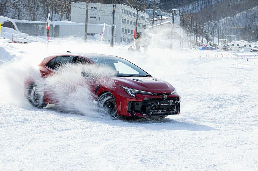全日本ラリードライバー勝田範彦選手によるGRカローラのデモラン（写真：三木宏章）