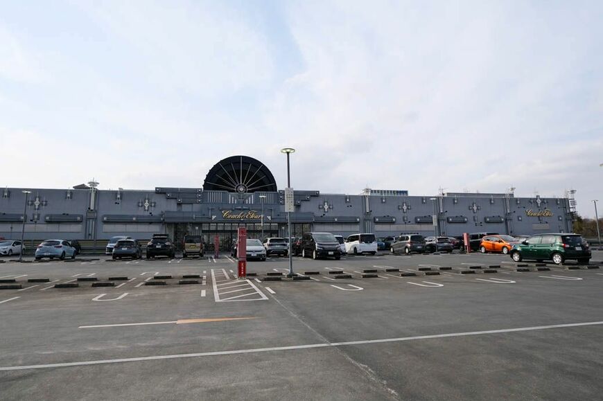 駐車場は605台分あり、車での来店も多い（写真：筆者撮影）