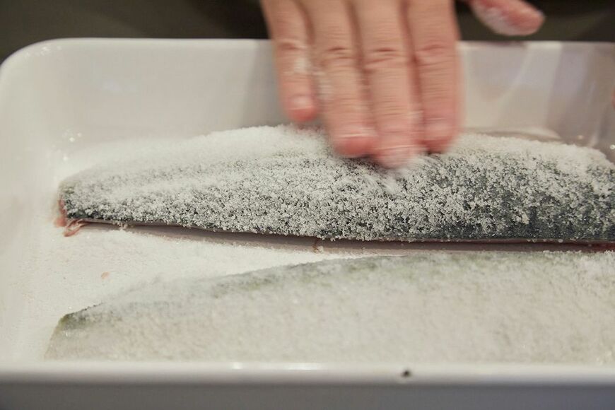  こんなに塩を振ってしょっぱくならない？ と心配になりますが、大丈夫。しょっぱくなりません。 （写真：吉澤健太）