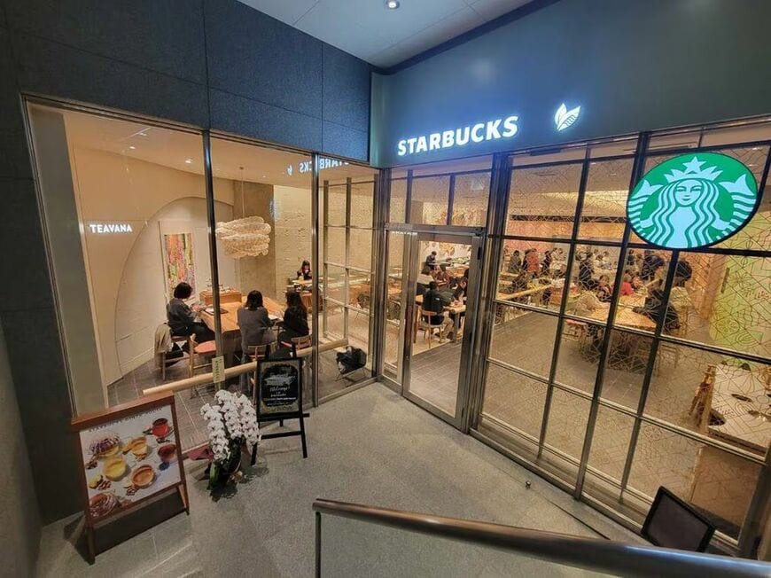 「スターバックス ティバーナ ストア 銀座マロニエ通り」（筆者撮影）