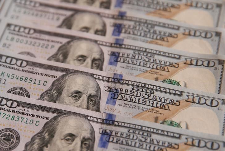 　１１月３０日、ニューヨーク外為市場では、ＯＰＥＣの減産合意を受けてドルは１１４．５３円に上昇し、３月２日以来９カ月ぶり高値を付けた。１００ドル紙幣、キエフで先月撮影（２０１６年　ロイター／Valentyn Ogirenko）