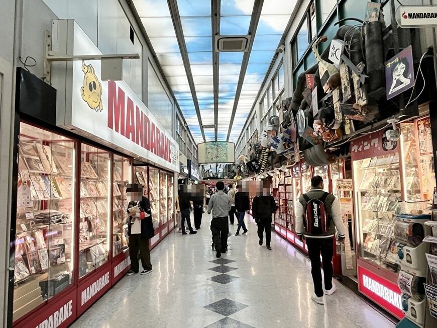 サブカルの聖地として知られる「中野ブロードウェイ」の人気店。右も左も「まんだらけ」の店舗（筆者撮影）