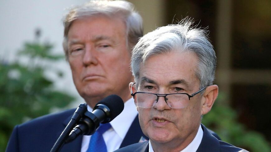 トランプ大統領（左）は利上げに走るパウエルFRB議長（右）も交代させるのか（写真：Carlos Barria／File Photo／Reuters）