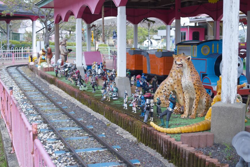 ここには特撮ヒーローが線路の旅を応援している。（筆者撮影）