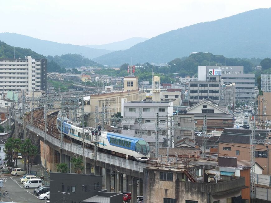 宇治山田駅付近を走る「しまかぜ」（撮影：南正時）