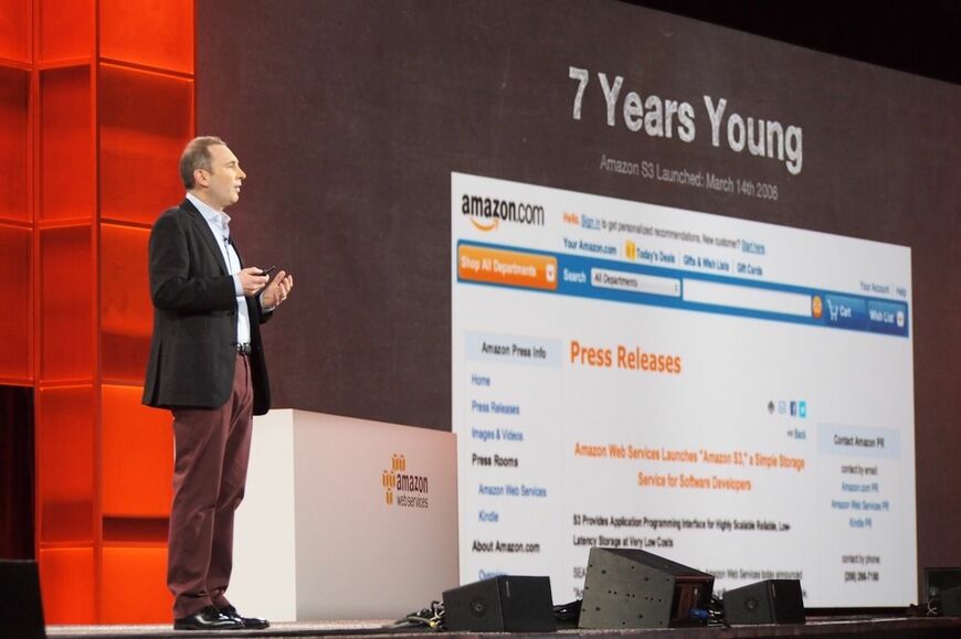 アマゾン・ウェブ・サービスが7周年であると話すアンディ・ジャシー氏