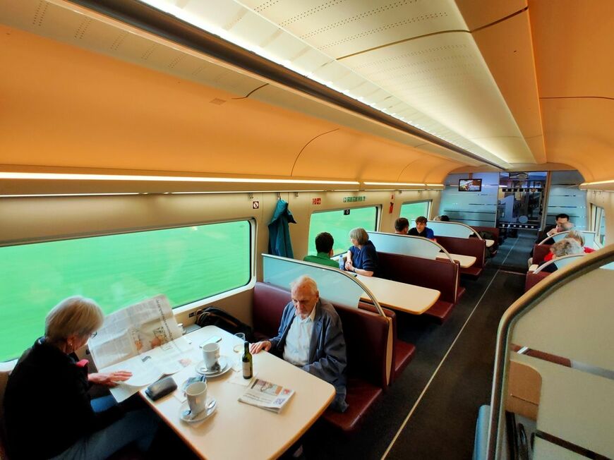 ドイツから乗り入れるICEの食堂車（筆者撮影）