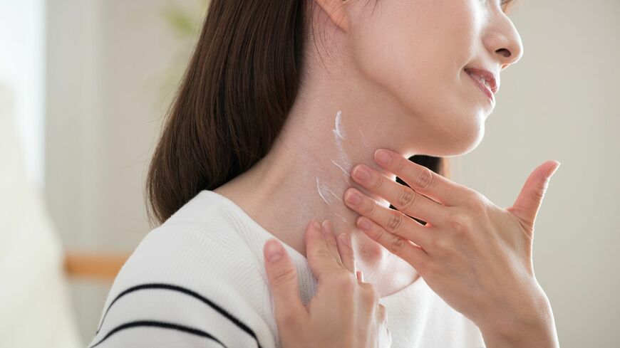 日焼け止めクリームを塗る女性