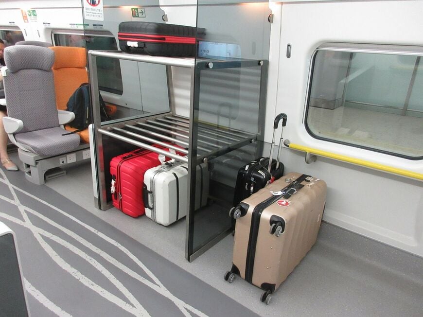 MTRの高速車両には広い荷物置き場が設けられている（筆者撮影）