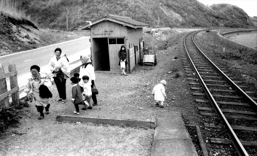 かつての広戸駅。線路のすぐ先は海だ＝1972年（撮影：南正時）