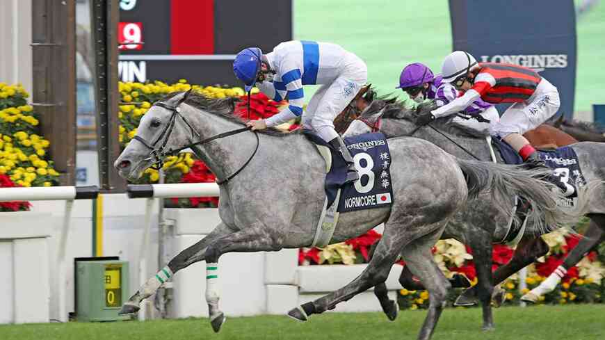 コロナ禍の中、感染者ゼロで国際招待競走を3回も実施してきた香港ジョッキークラブ。その防疫態勢とは？ 写真は2020年12月の香港カップ。松岡正海騎手（赤黒の縦縞勝負服に白帽）騎乗のウインブライトは日本馬ノームコアに敗れ2着（写真：HKJC）