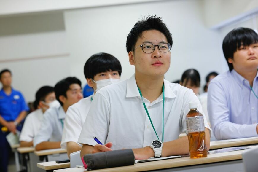 真剣に説明を受ける参加学生（写真：村上悠太）