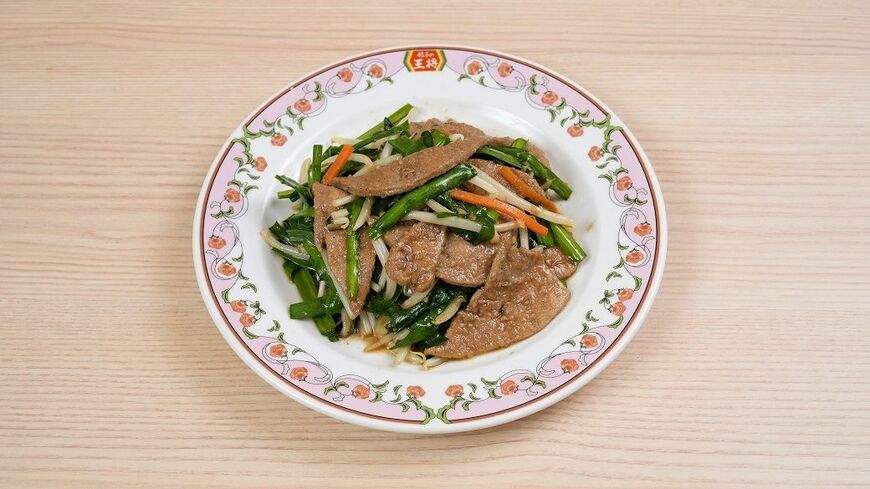 一番人気の一品料理、ニラレバ炒め（583円）（撮影：梅谷秀司）