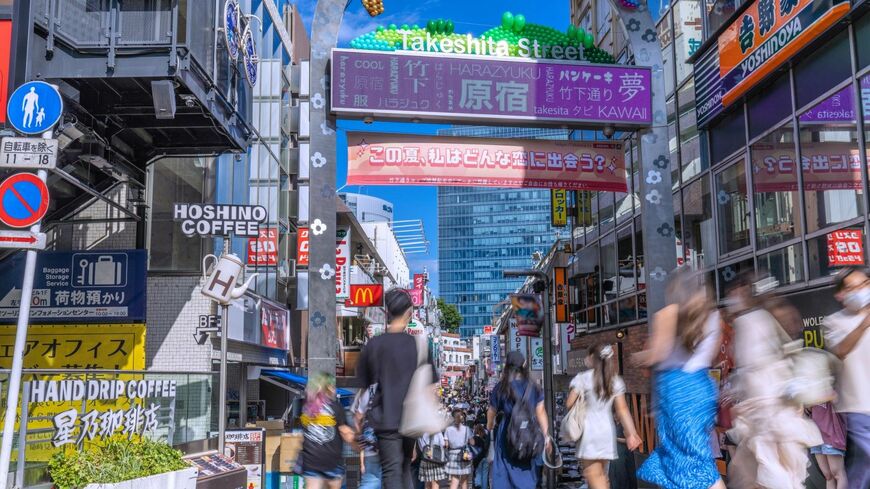 つねに人でにぎわう竹下通りのごみは、いつどうやって回収されているのでしょうか（写真：Ryuji／PIXTA）