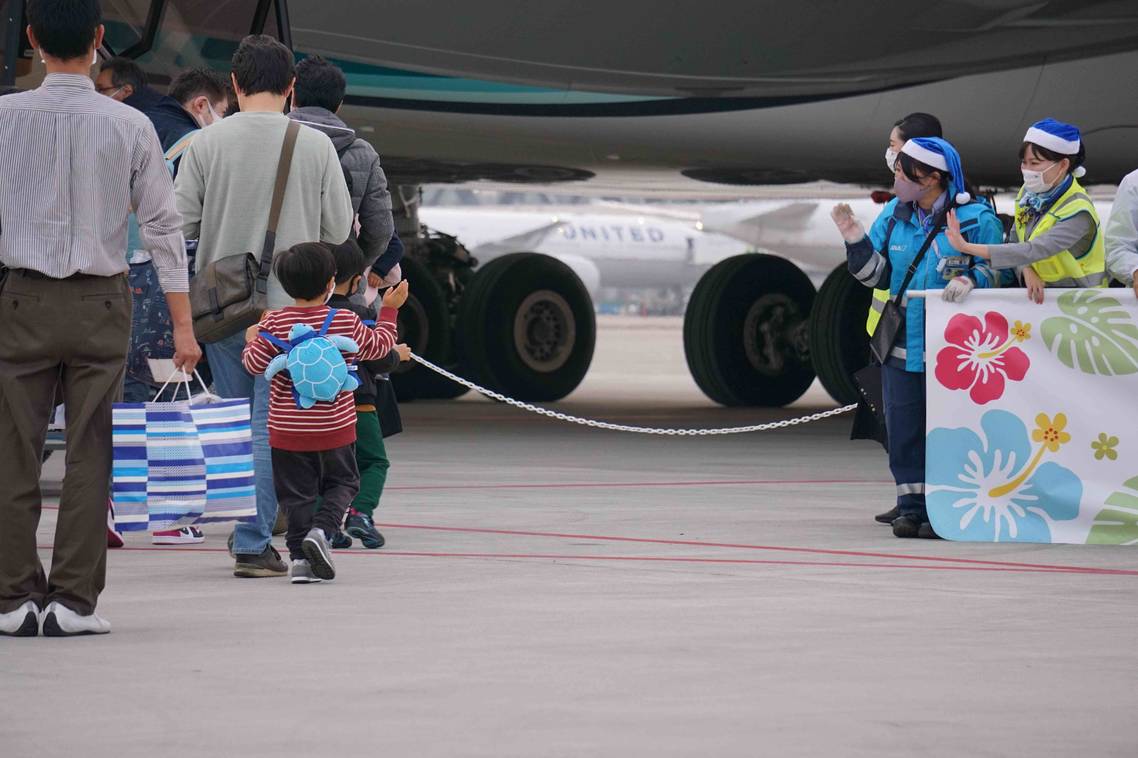 A380グッズを身に着けた子どもを見送るANAスタッフ