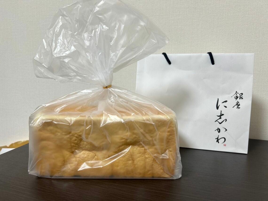 『銀座に志かわ』の「水にこだわる高級食パン(税込1100円)」（写真：筆者撮影）