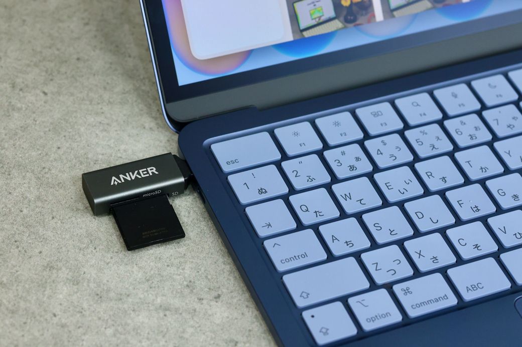 SDカードスロットはないので、写真からデータを取り込む筆者はAnkerのUSB-C 2-in-1 カードリーダー（1490円）を別途購入した（写真：筆者撮影）