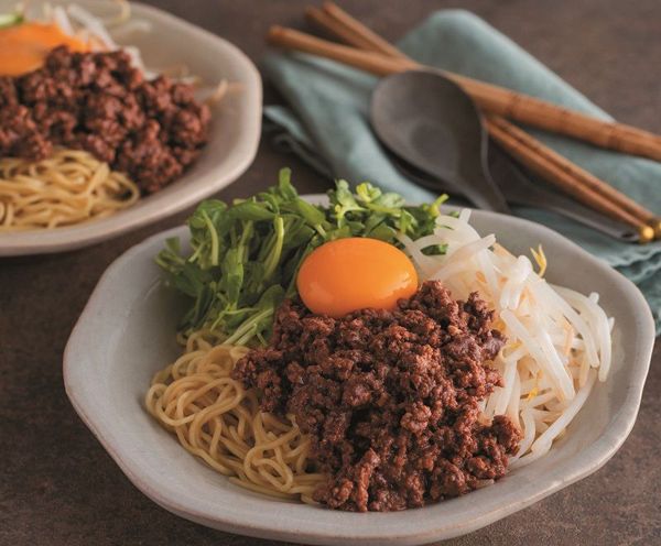 カカオ風味の大人味の肉みそ。濃厚なのに後味すっきりの「汁なし混ぜ麺」（出所：『チョコレート効果25周年記念レシピBOOK チョコレート効果食堂』）