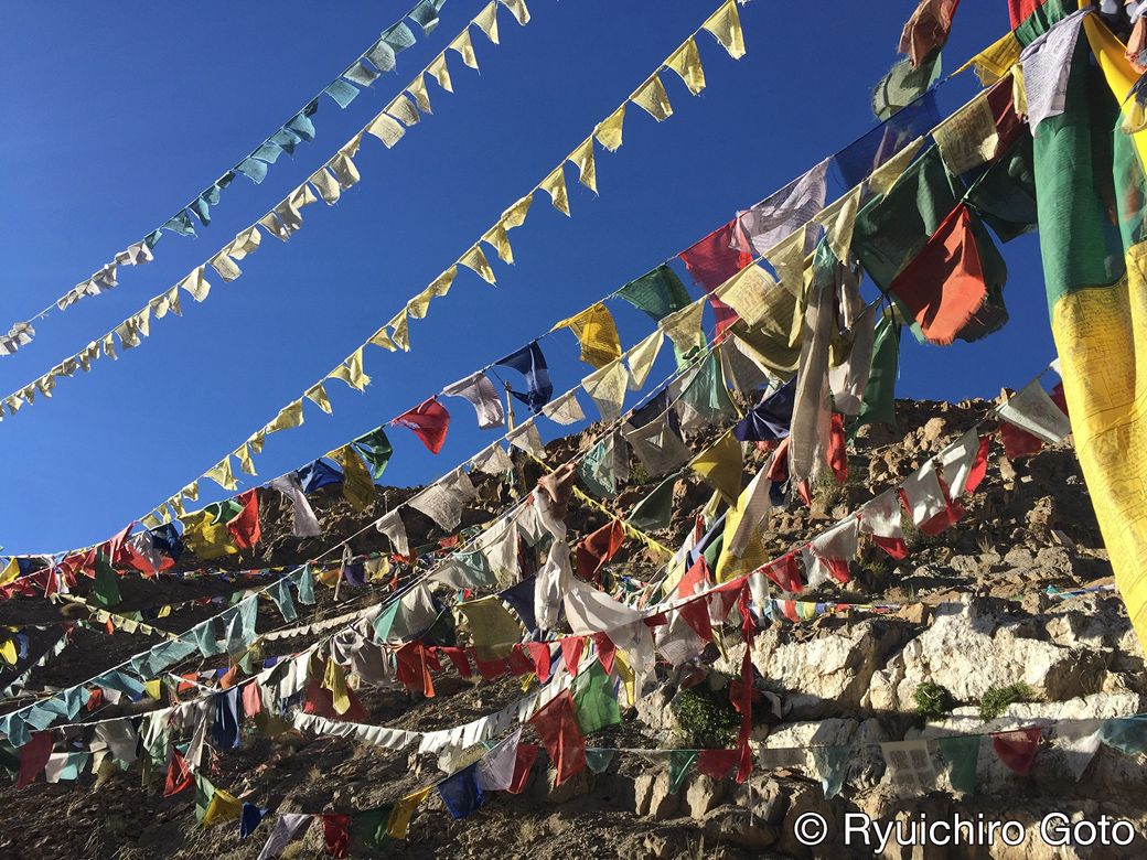 チベット仏教を象徴する五色幕のタルチョ（写真：筆者撮影）