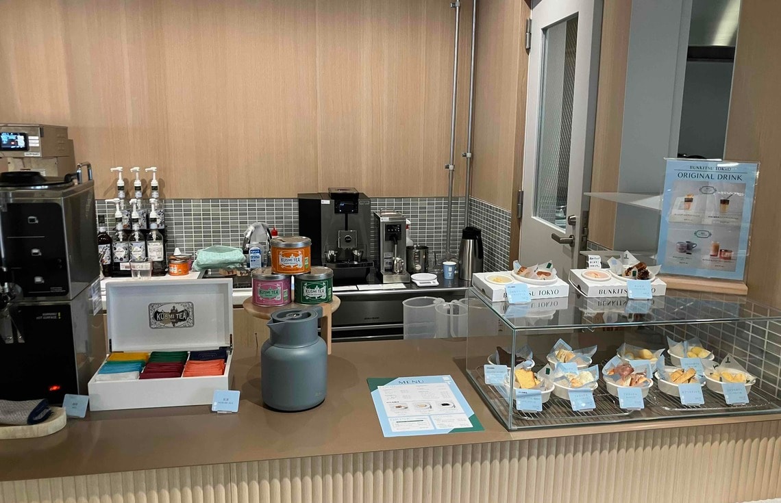 ドリンク（左）が置かれたカウンター、右は別料金の軽食類（筆者撮影）