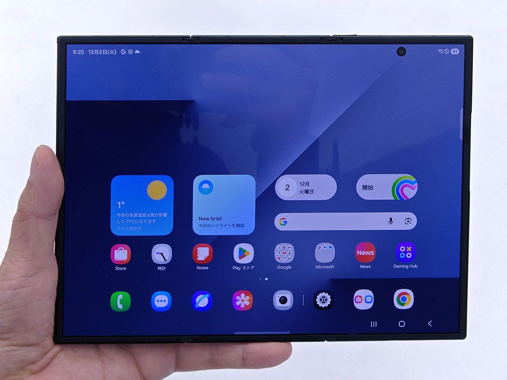 「Galaxy Z TriFold」を開いた状態