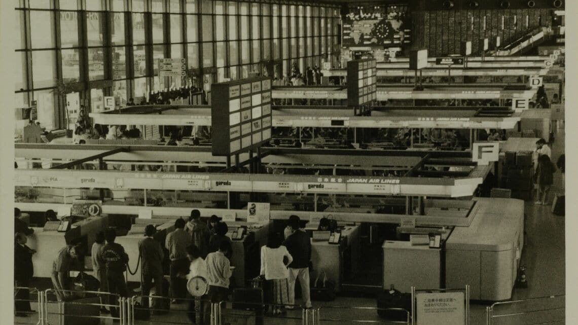 成田空港出発カウンター(1986年4月7日、吉野純治撮影)