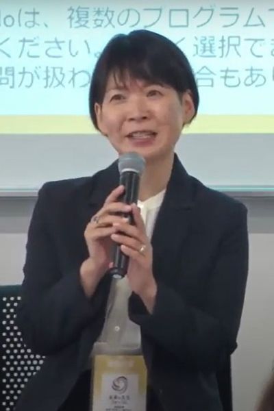 木村裕美（きむら・ゆみ）／みらい家庭科ラボ共同代表。都立高校の家庭科の教諭として定時制、職業科、改革推進校、進学校、新設校などに勤務。都立高校在職中に、東京都教育委員会設定教科「人間と社会」の研究開発委員、ZKK（全国家庭科教育協会）理事、NHK高校講座「家庭総合」監修者を務め、2022年3月に退職。現在は、早稲田大学にてリーダーシップ教育支援、淑徳大学、立教新座高校にてリーダーシップ教育に関する授業を担当。玉川大学では小学校の教員養成に関わっている。ライフワークとしては、「みらい家庭科ラボ」を立ち上げ、オンラインカフェの運営や、授業に関するコンサルタントを実施し、コミュニティ運営に力を入れている。『16歳からのライフ・シフト』（東洋経済新報社、編集協力）（画像：未来の先生フォーラム）