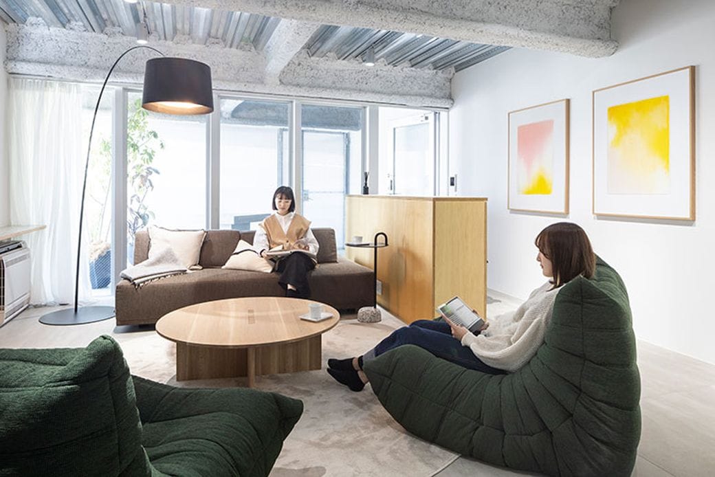 民泊に利用されている住戸の一例。ハイエンドなインテリアとアートも楽しみの一つに。キッチン付きなので長期滞在にも向く（画像提供／橋本さん）