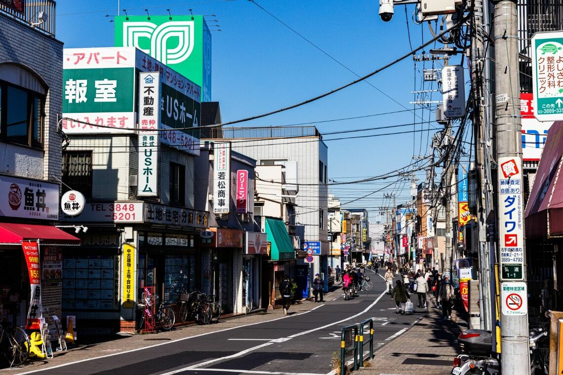 五反野駅前の商店街。人通りも多く平日の昼間からにぎやかだ（撮影：鼠入昌史）