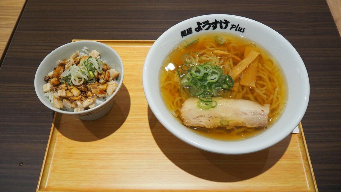 「ようすけplus」で提供される佐野ラーメン（筆者撮影）