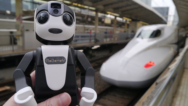 ロボホン､使って分かった｢カワイイ｣の威力 20万円のロボットスマホ