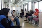 今では日本と変わらない車内風景が広がる