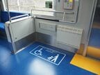 車いす・ベビーカー用のスペースは床面に表示がある