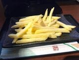 店舗それぞれサービス内容が異なり、100円の飲食メニューが充実しているところも！　これは100円ポテト（税込110円）（編集部撮影）