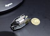 新開発のデジタルモーターは超小型（撮影：尾形文繁）